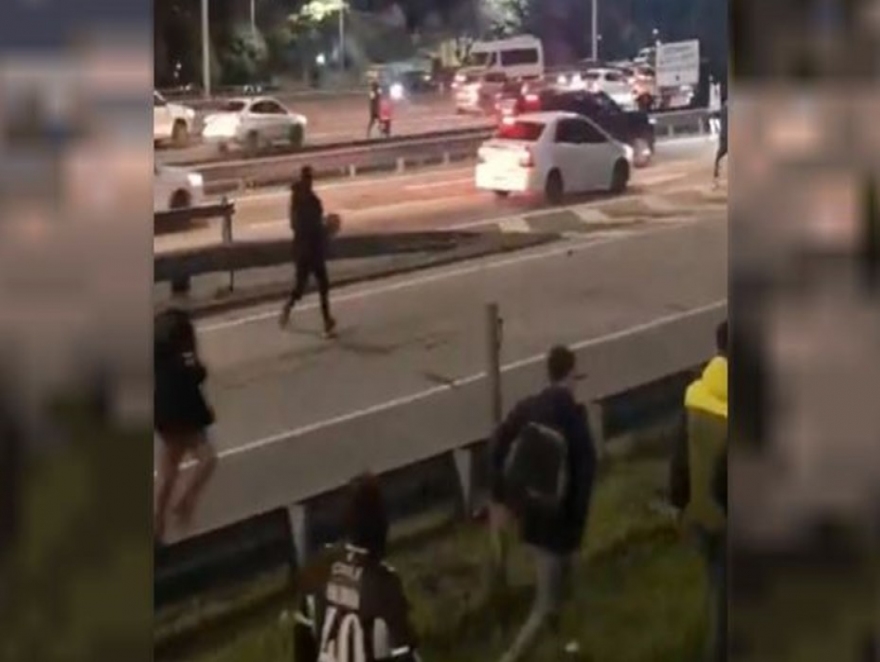DURA PELEA DE BARRAS